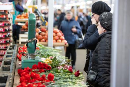 Калининград. Люди приносят цветы к месту работы Вадима Янголенко и его жены Дарьи Ефимовой, застреленных предпринимателеи Фазилем Бахрамовым у входа на центральный рынок.