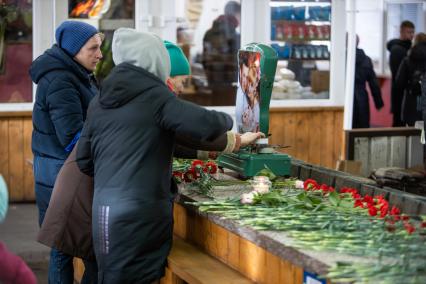 Калининград. Люди приносят цветы к месту работы Вадима Янголенко и его жены Дарьи Ефимовой, застреленных предпринимателеи Фазилем Бахрамовым у входа на центральный рынок.