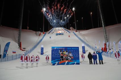 Красноярск. Спортсмены после соревнований по фристайлу в дисциплине парный могул в рамках Всемирной зимней универсиады.