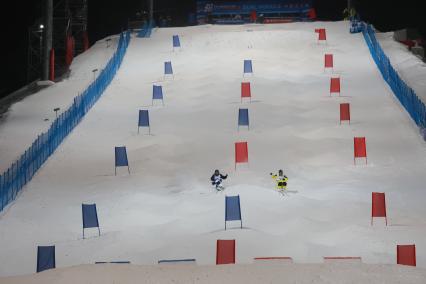 Красноярск. Спортсмены во время соревнований по фристайлу в дисциплине парный могул в рамках Всемирной зимней универсиады.