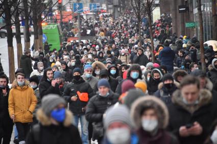 Москва. Шествие участников несанкционированной акции в поддержку оппозиционера Алексея Навального в центре города.