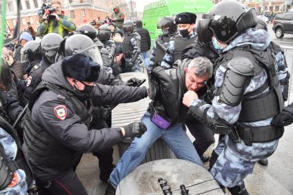 Москва. Сотрудники правоохранительных органов задерживают участника несанкционированной акции в поддержку оппозиционера Алексея Навального на Пушкинской площади.