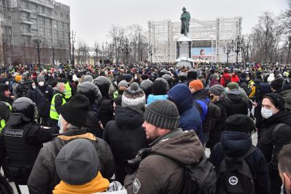 Москва. Участники несанкционированной акции в поддержку оппозиционера Алексея Навального на Пушкинской площади.