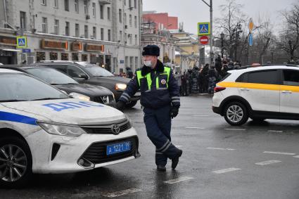 Москва. Сотрудник ДПС у Пушкинской площади, где проходит несанкционированная акция в поддержку оппозиционера Алексея Навального.