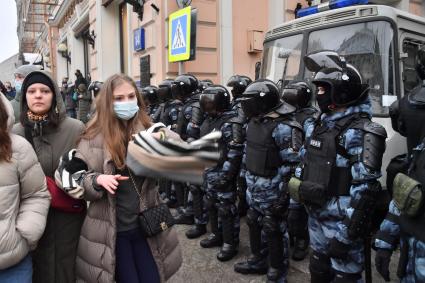 Москва. Сотрудники правоохранительных органов и участники несанкционированной акции в поддержку оппозиционера Алексея Навального в центре города.