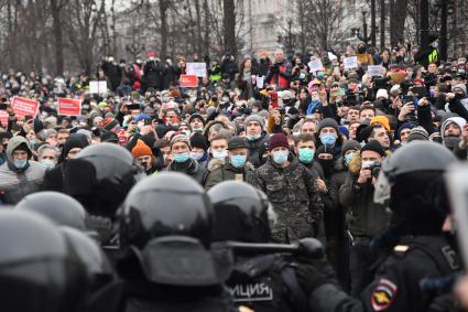 Москва. Сотрудники правоохранительных органов и участники несанкционированной акции в поддержку оппозиционера Алексея Навального на Пушкинской площади.