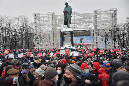 Москва. Участники несанкционированной акции в поддержку оппозиционера Алексея Навального на Пушкинской площади.