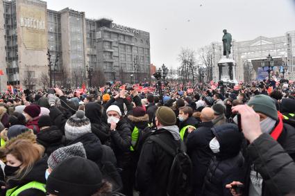 Москва. Участники несанкционированной акции в поддержку оппозиционера Алексея Навального на Пушкинской площади.