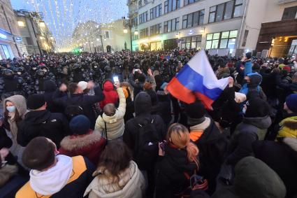 Москва. Сотрудники правоохранительных органов и участники несанкционированной акции в поддержку оппозиционера Алексея Навального в центре города.