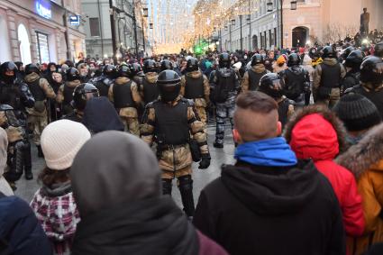 Москва. Сотрудники правоохранительных органов и участники несанкционированной акции в поддержку оппозиционера Алексея Навального в центре города.