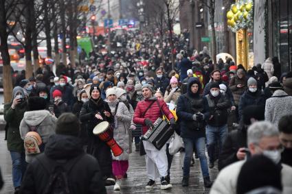 Москва. Шествие участников несанкционированной акции в поддержку оппозиционера Алексея Навального в центре города.