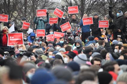 Москва. Участники несанкционированной акции в поддержку оппозиционера Алексея Навального на Пушкинской площади.