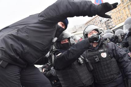 Москва. Сотрудники правоохранительных органов во время  несанкционированной акции в поддержку оппозиционера Алексея Навального на Пушкинской площади.