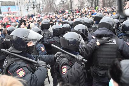 Москва. Сотрудники правоохранительных органов и участники несанкционированной акции в поддержку оппозиционера Алексея Навального на Пушкинской площади.