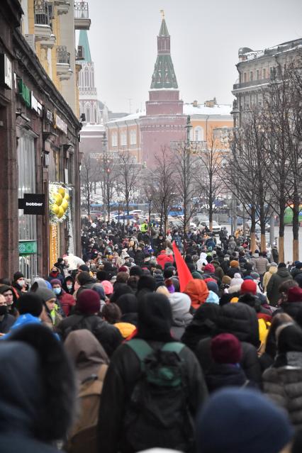 Москва. Шествие участников несанкционированной акции в поддержку оппозиционера Алексея Навального в центре города.