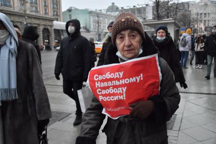 Москва. Шествие участников несанкционированной акции в поддержку оппозиционера Алексея Навального в центре города.