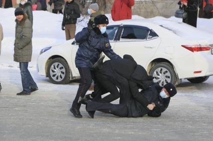 Барнаул.  Сотрудники полиции задерживают участника несанкционированной акции в поддержку оппозиционера Алексея Навального.