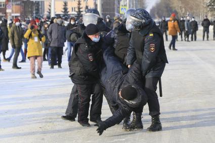 Барнаул.  Сотрудники полиции задерживают участника несанкционированной акции в поддержку оппозиционера Алексея Навального.