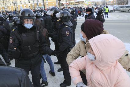 Барнаул. Сотрудники полиции задерживают участниц несанкционированной акции в поддержку оппозиционера Алексея Навального.