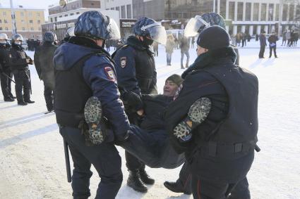 Барнаул. Сотрудники полиции задерживают участника несанкционированной акции в поддержку оппозиционера Алексея Навального.