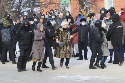 Барнаул. Сотрудники полиции задерживают участницу несанкционированной акции в поддержку оппозиционера Алексея Навального.