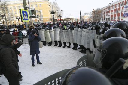 Барнаул. Сотрудники правоохранительных органов стоят в оцеплении во время несанкционированной акции в поддержку оппозиционера Алексея Навального.