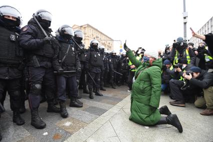 Москва. Сотрудники правоохранительных органов и участники несанкционированной акции в поддержку оппозиционера Алексея Навального на Пушкинской площади.