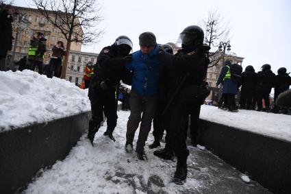 Москва. Сотрудники правоохранительных органов задерживают участника несанкционированной акции в поддержку оппозиционера Алексея Навального на Пушкинской площади.