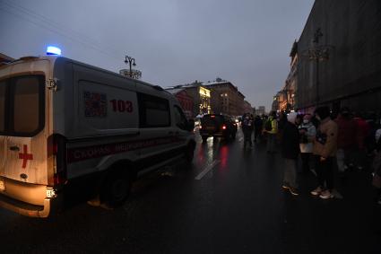 Москва. Машина скорой помощи у Пушкинской площади, где проходит несанкционированная акция в поддержку оппозиционера Алексея Навального.