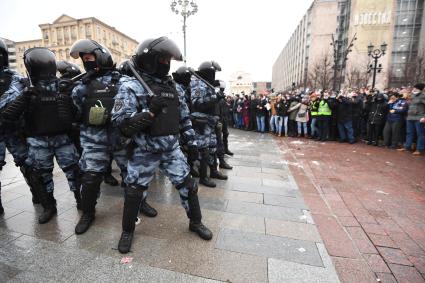 Москва. Сотрудники правоохранительных органов и участники несанкционированной акции в поддержку оппозиционера Алексея Навального на Пушкинской площади.