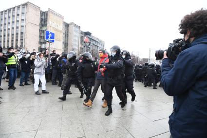 Москва. Сотрудники правоохранительных органов задерживают участника несанкционированной акции в поддержку оппозиционера Алексея Навального на Пушкинской площади.