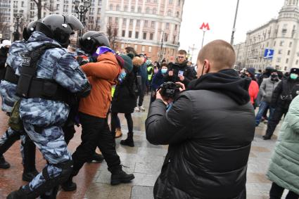 Москва. Сотрудники правоохранительных органов задерживают участника несанкционированной акции в поддержку оппозиционера Алексея Навального на Пушкинской площади.