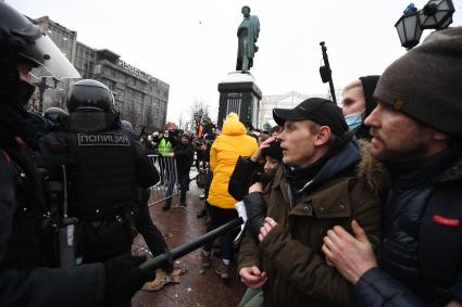 Москва. Сотрудники правоохранительных органов и участники несанкционированной акции в поддержку оппозиционера Алексея Навального на Пушкинской площади.