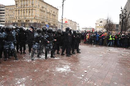 Москва. Участники закидывают снежками сотрудников правоохранительных органов во время несанкционированной акции в поддержку оппозиционера Алексея Навального на Пушкинской площади.