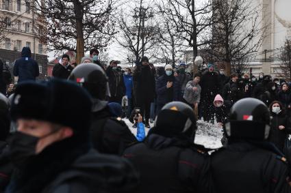 Москва. Участники закидывают снежками сотрудников правоохранительных органов во время несанкционированной акции в поддержку оппозиционера Алексея Навального на Пушкинской площади.