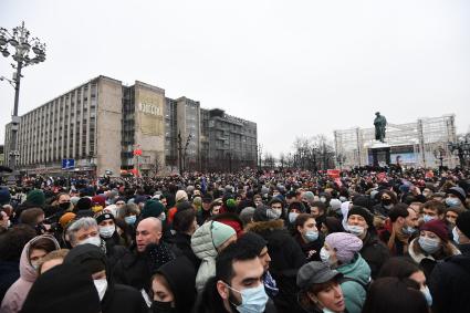 Москва. Участники несанкционированной акции в поддержку оппозиционера Алексея Навального на Пушкинской площади.