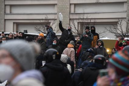 Москва. Участники закидывают снежками сотрудников правоохранительных органов во время несанкционированной акции в поддержку оппозиционера Алексея Навального на Пушкинской площади.