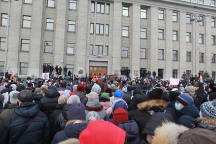 Иркутск. Участники несанкционированной акции в поддержку оппозиционера Алексея Навального у здания Иркутской областной администрации.