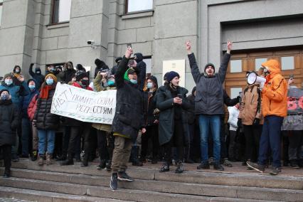 Иркутск. Участники несанкционированной акции в поддержку оппозиционера Алексея Навального у здания Иркутской областной администрации.