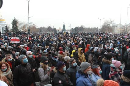 Иркутск. Участники несанкционированной акции в поддержку оппозиционера Алексея Навального  в сквере имени Кирова.