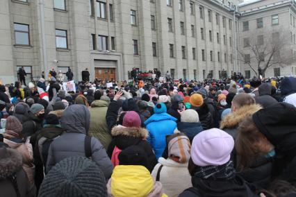 Иркутск. Участники несанкционированной акции в поддержку оппозиционера Алексея Навального у здания Иркутской областной администрации.