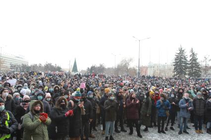 Иркутск. Участники несанкционированной акции в поддержку оппозиционера Алексея Навального  в сквере имени Кирова.