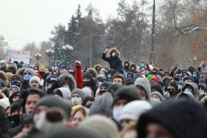 Иркутск. Участники несанкционированной акции в поддержку оппозиционера Алексея Навального  в сквере имени Кирова.