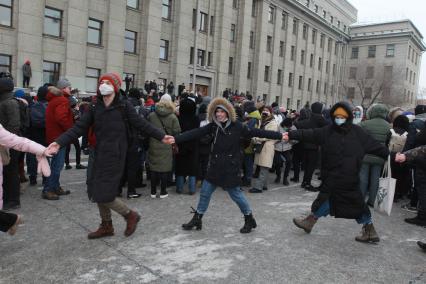 Иркутск. Участники несанкционированной акции в поддержку оппозиционера Алексея Навального у здания Иркутской областной администрации.