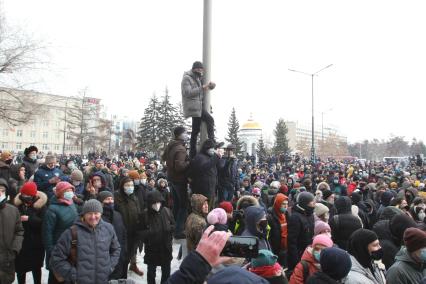 Иркутск. Участники несанкционированной акции в поддержку оппозиционера Алексея Навального  в сквере имени Кирова.