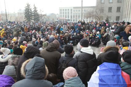 Иркутск. Участники несанкционированной акции в поддержку оппозиционера Алексея Навального у здания Иркутской областной администрации.