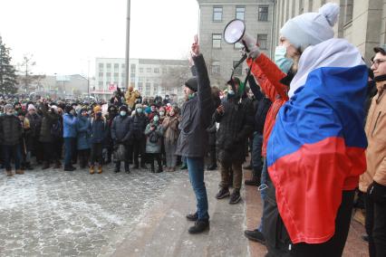 Иркутск. Участники несанкционированной акции в поддержку оппозиционера Алексея Навального у здания Иркутской областной администрации.