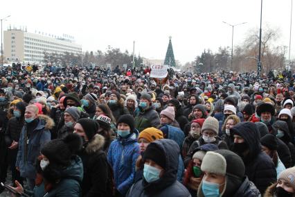 Иркутск. Участники несанкционированной акции в поддержку оппозиционера Алексея Навального  в сквере имени Кирова.