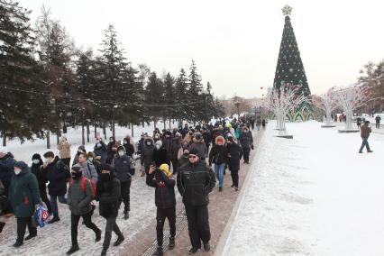 Иркутск. Участники несанкционированной акции в поддержку оппозиционера Алексея Навального  в сквере имени Кирова.