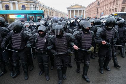 Санкт-Петербург. Сотрудники правоохранительных органов во время  несанкционированной акции в поддержку оппозиционера Алексея Навального в центре города.